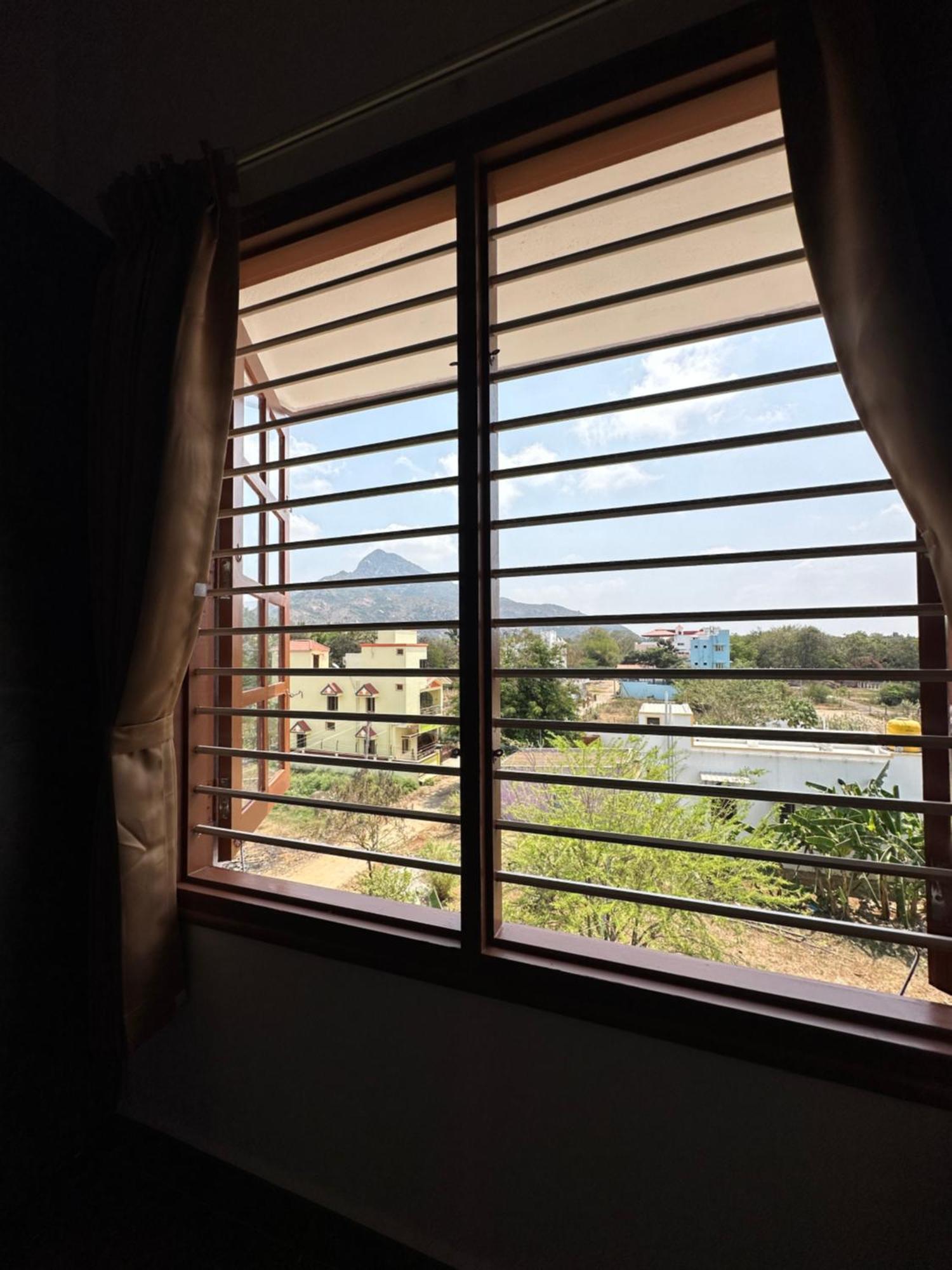 Om Lingeswaran Home Stay Tiruvannāmalai Exteriör bild