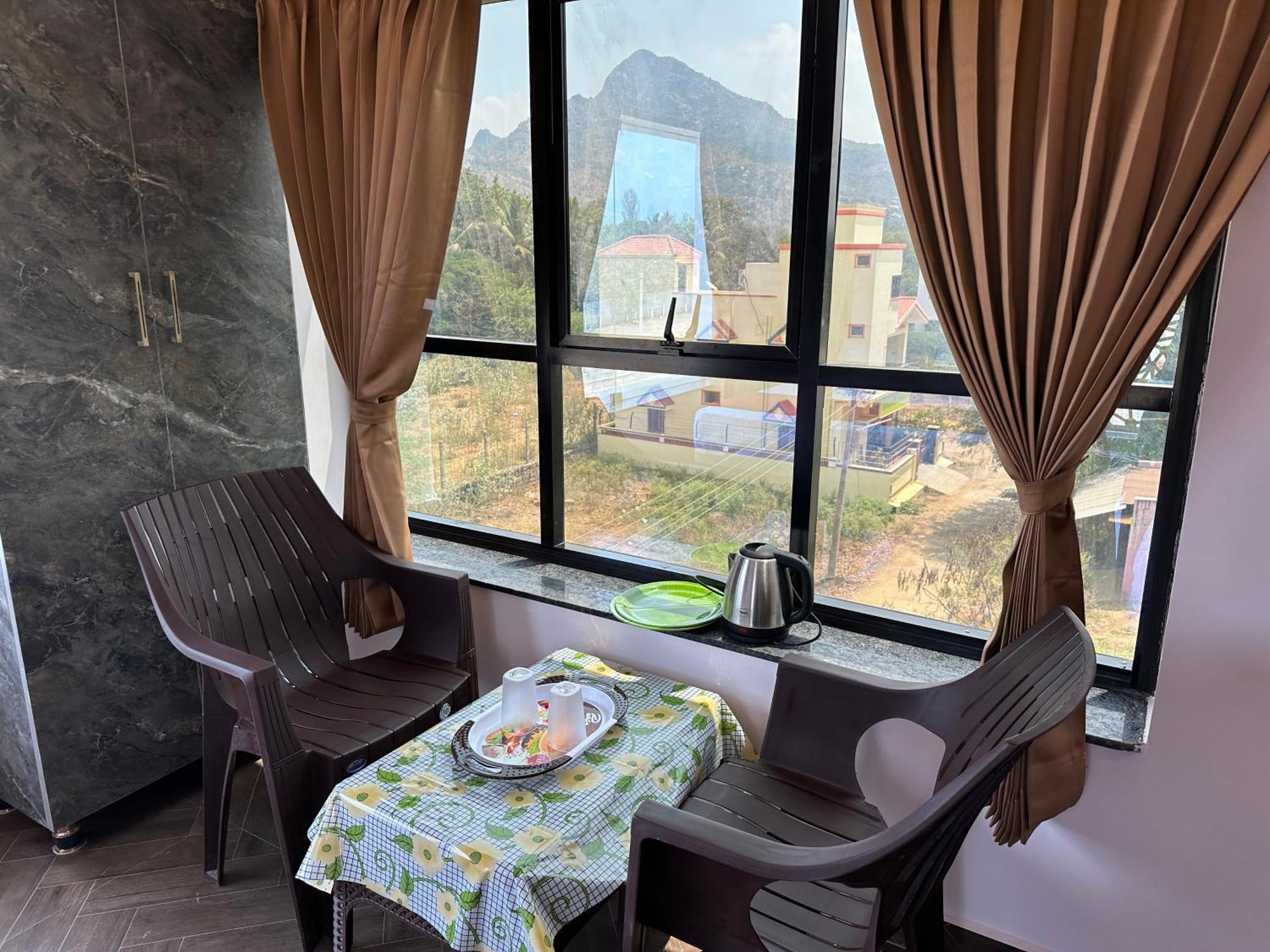 Om Lingeswaran Home Stay Tiruvannāmalai Exteriör bild