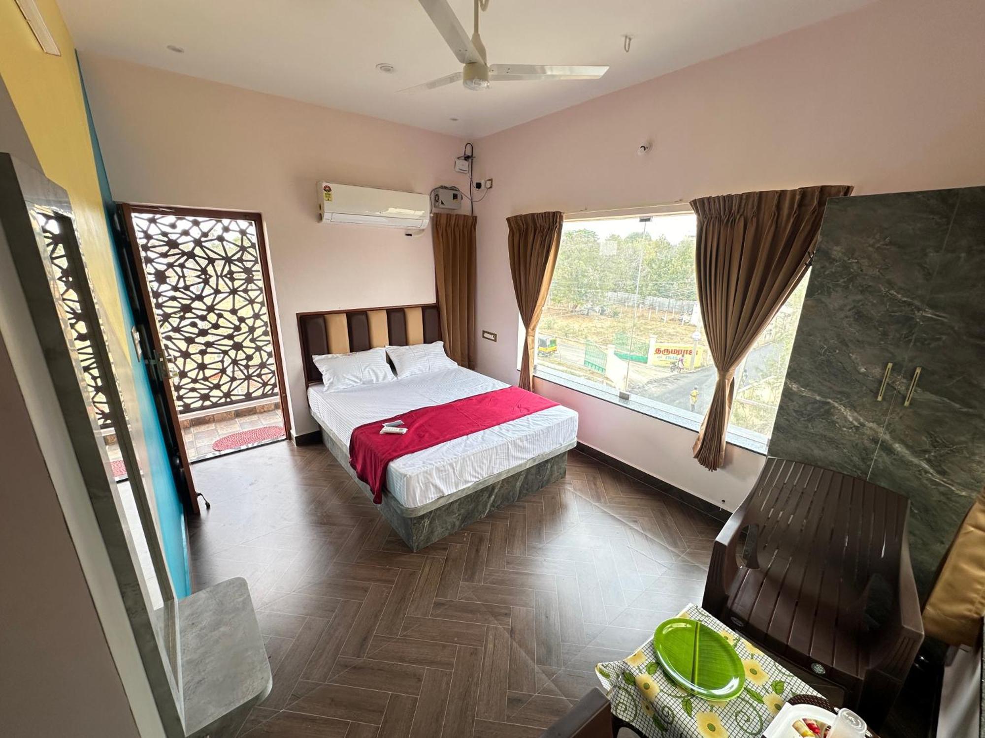 Om Lingeswaran Home Stay Tiruvannāmalai Exteriör bild