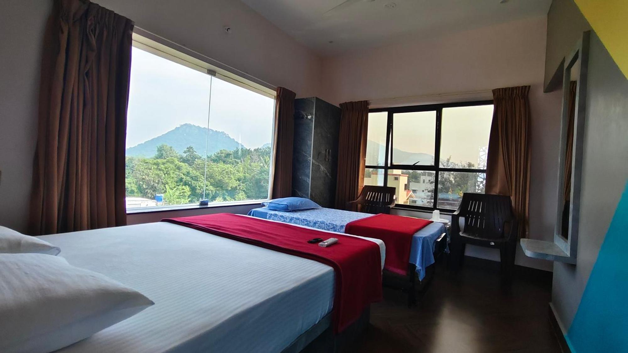 Om Lingeswaran Home Stay Tiruvannāmalai Exteriör bild